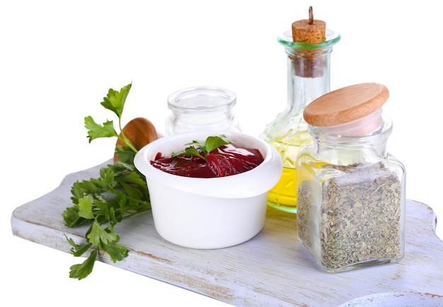 Kucharz dodający przyprawy do garnka