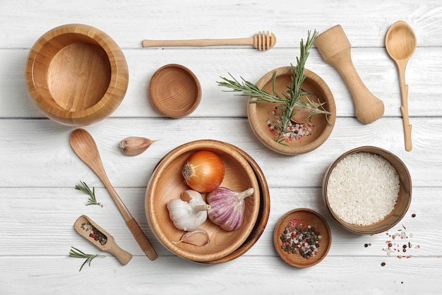 Stół z talerzami i świeżymi składnikami